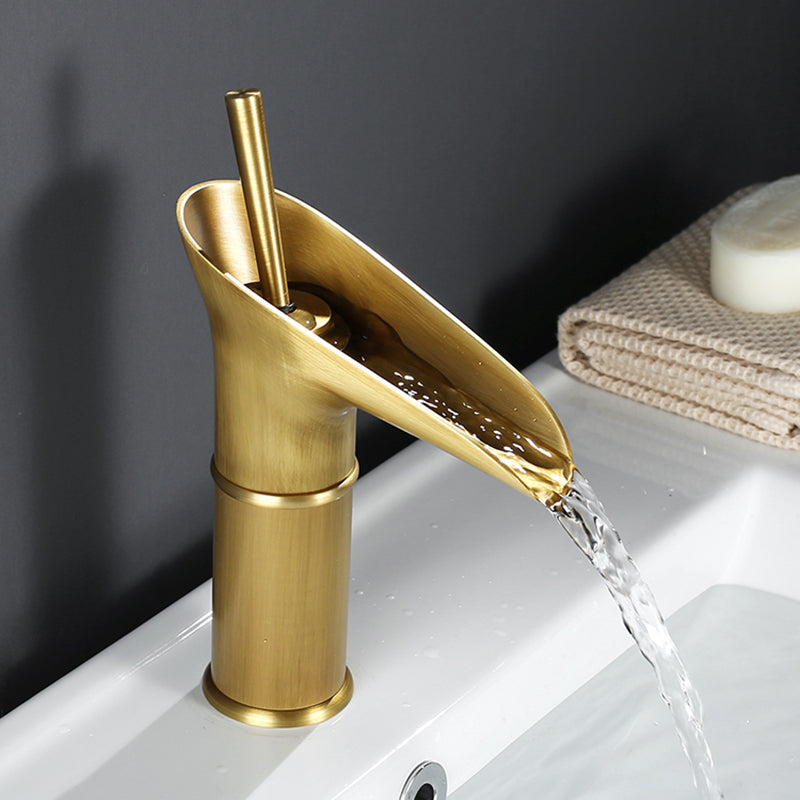 Klassieke wastafelkraan met watervaluitloop en eenhendelbediening