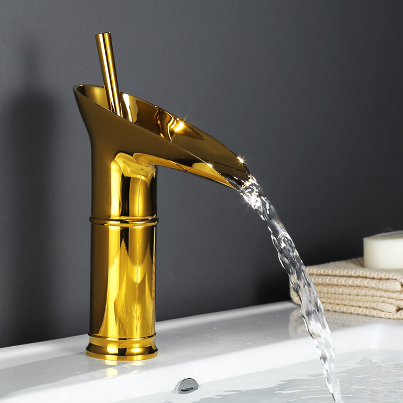 Klassieke wastafelkraan met watervaluitloop en eenhendelbediening