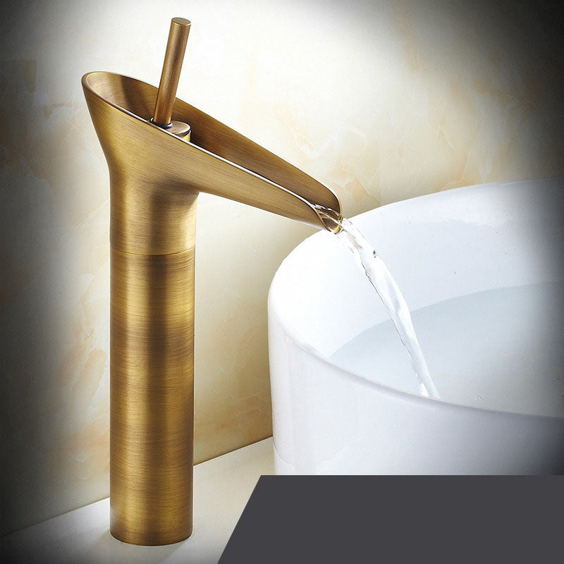 Klassieke wastafelkraan met watervaluitloop en eenhendelbediening
