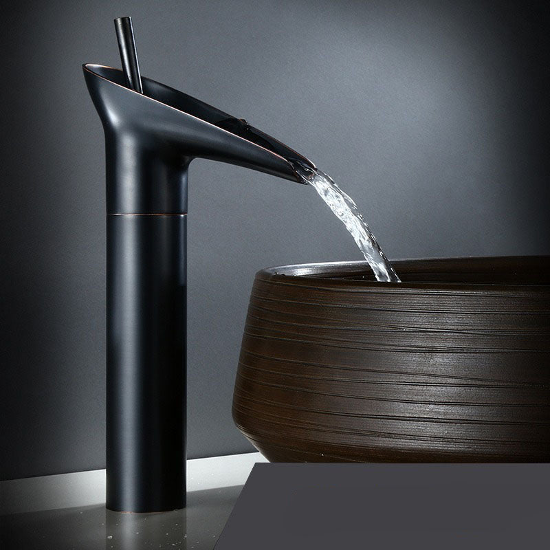 Klassieke wastafelkraan met watervaluitloop en eenhendelbediening