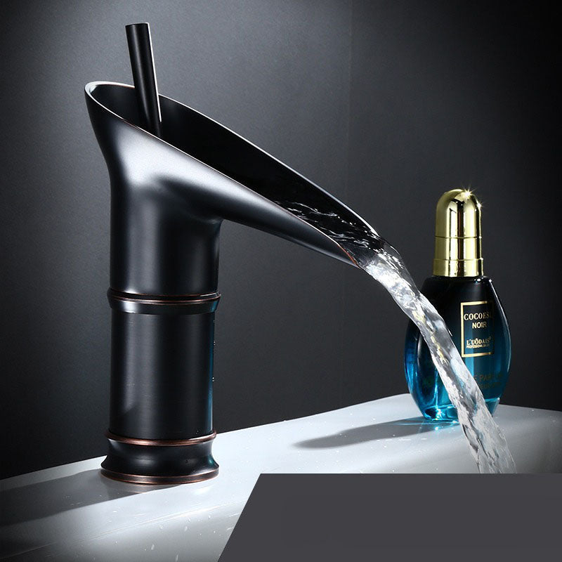 Klassieke wastafelkraan met watervaluitloop en eenhendelbediening