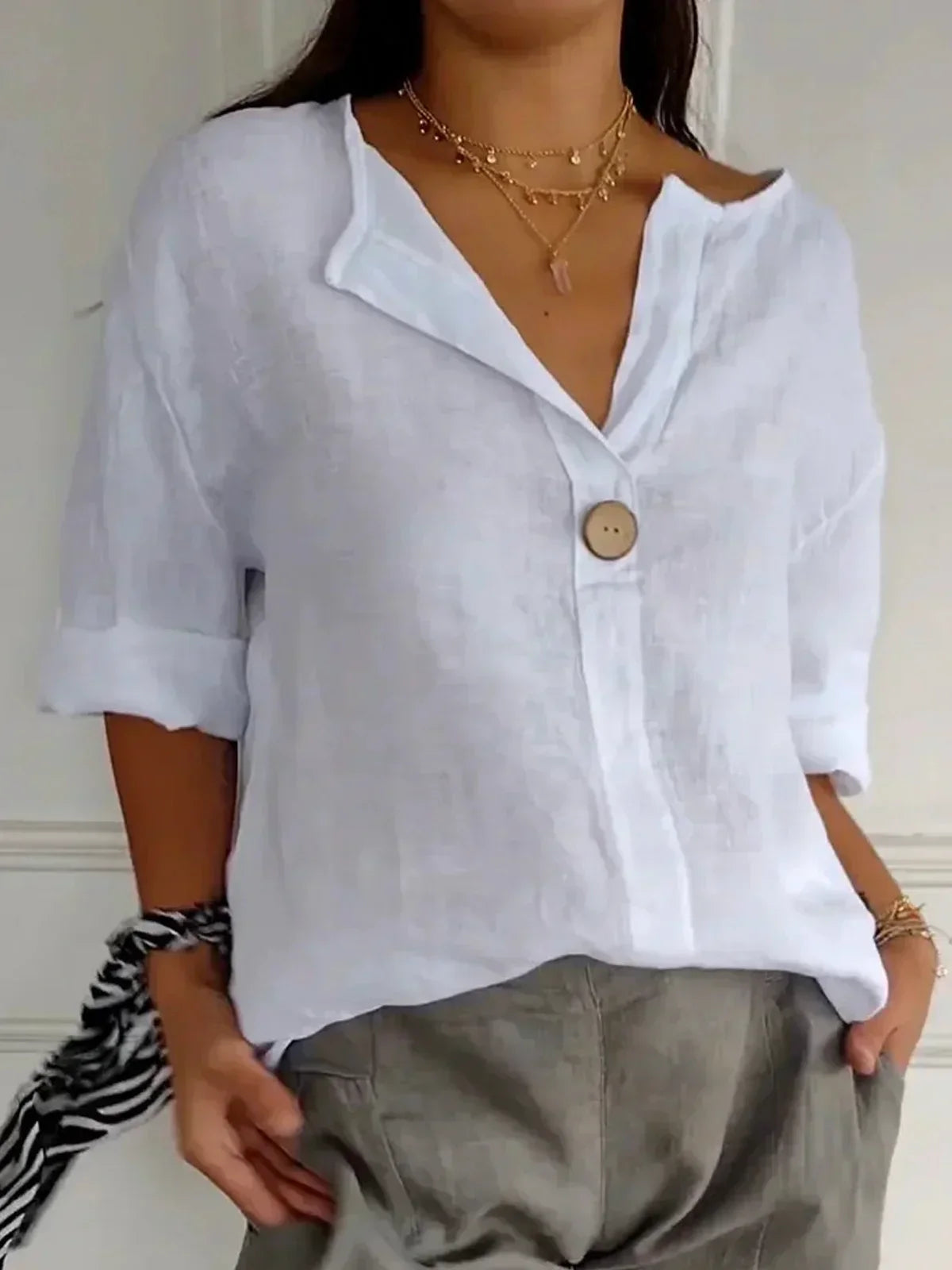 Zuzana - Dames blouse met asymmetrische hals en enkele knoopsluiting
