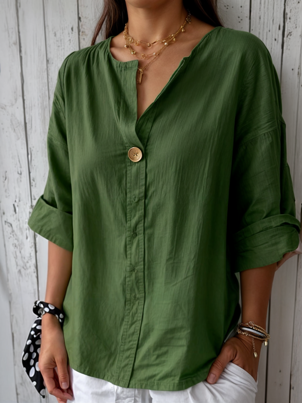 Marita – Losvallende blouse met knoopdetail voor dames