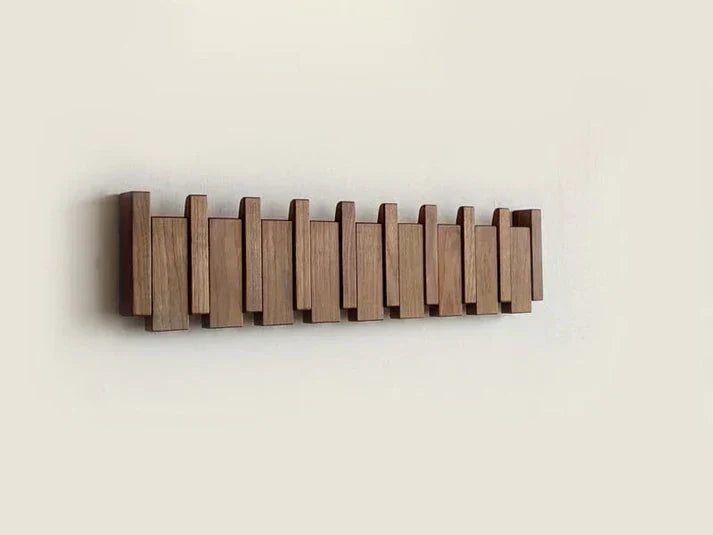 Wandgarderobe van hout met opklapbare haken