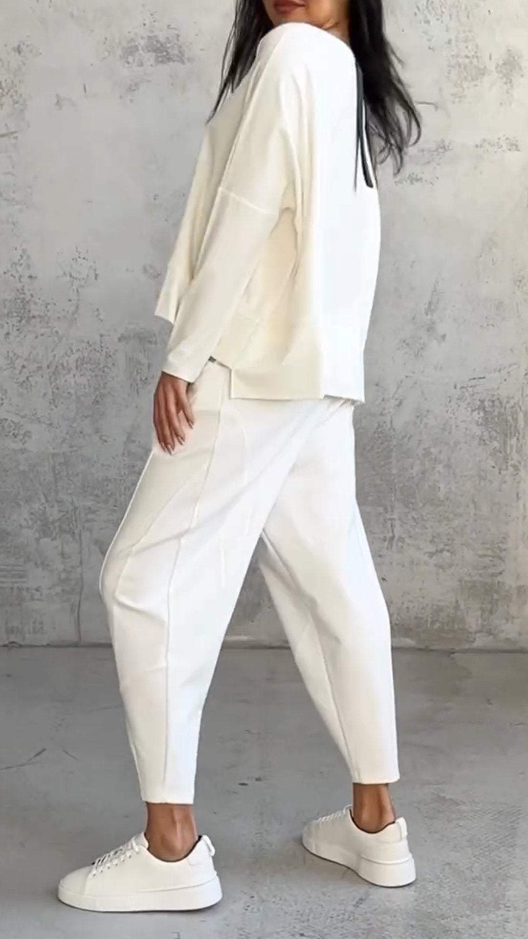 Karrie – Relaxed damespak met lange mouwen en taps toelopende broek