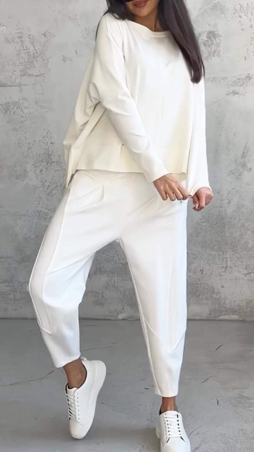 Karrie – Relaxed damespak met lange mouwen en taps toelopende broek