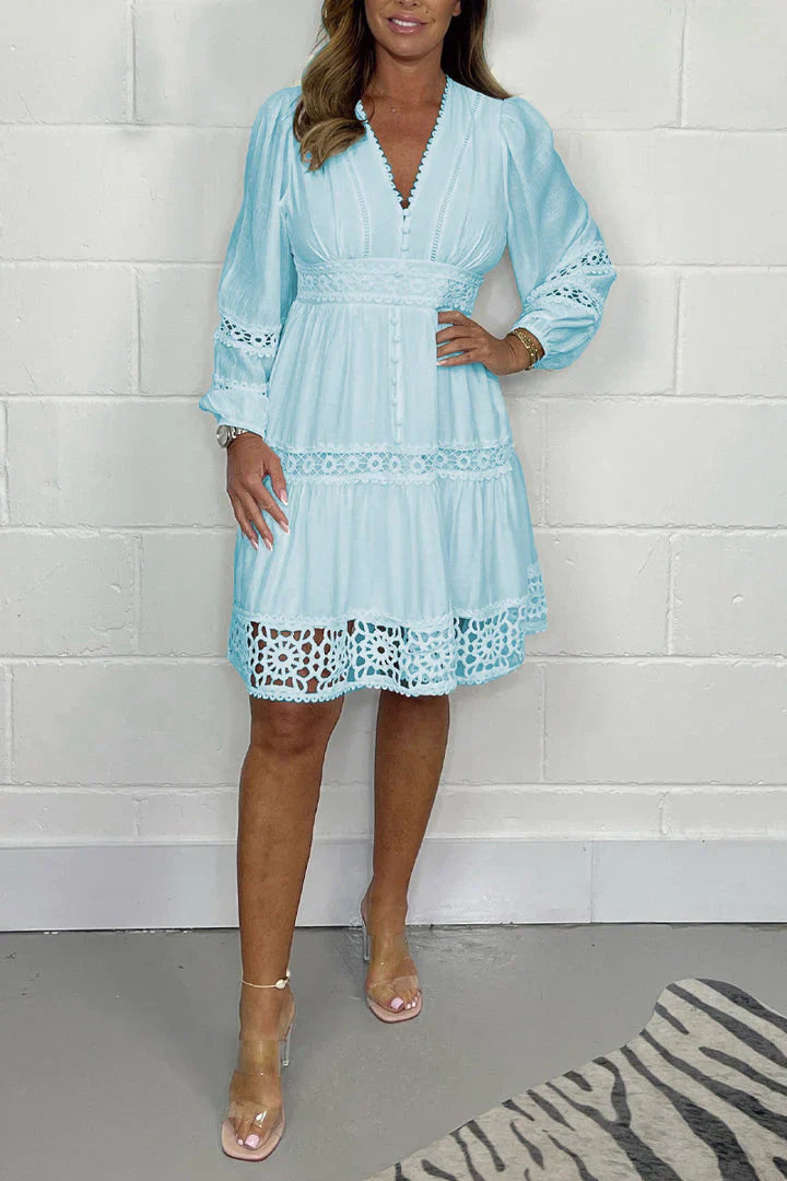 Emmelina - Korte damesjurk met v-hals en broderiedetails