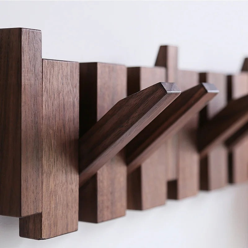Wandgarderobe van hout met opklapbare haken