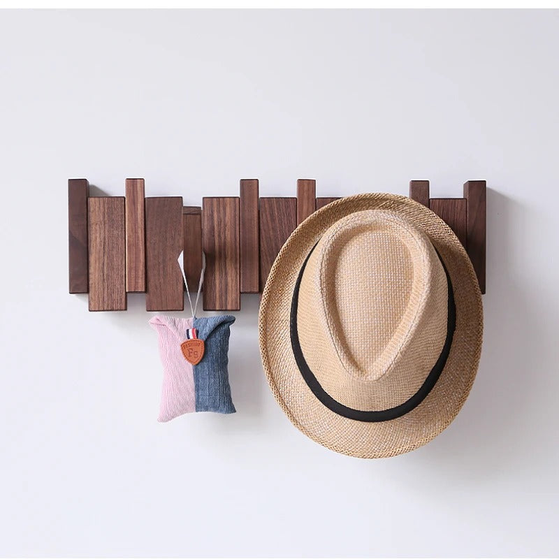 Wandgarderobe van hout met opklapbare haken