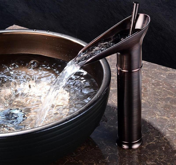 Klassieke wastafelkraan met watervaluitloop en eenhendelbediening