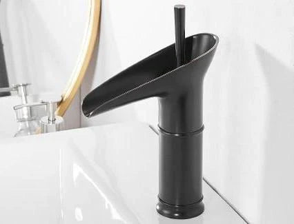 Klassieke wastafelkraan met watervaluitloop en eenhendelbediening