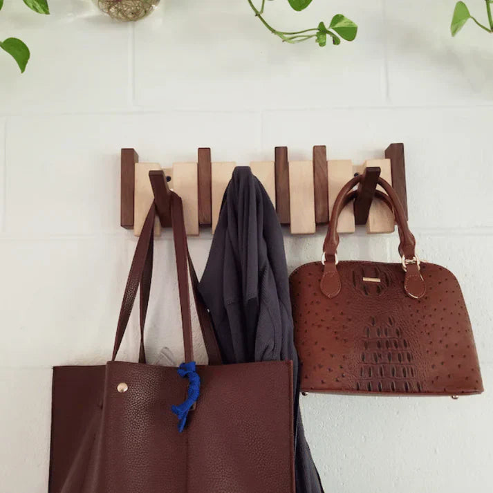 Wandgarderobe van hout met opklapbare haken