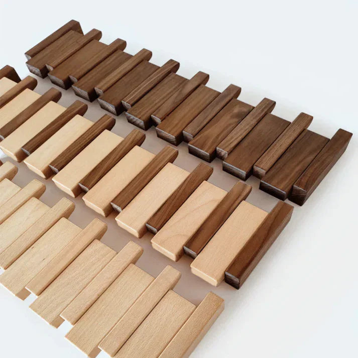Wandgarderobe van hout met opklapbare haken
