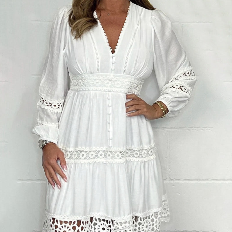 Emmelina - Korte damesjurk met v-hals en broderiedetails