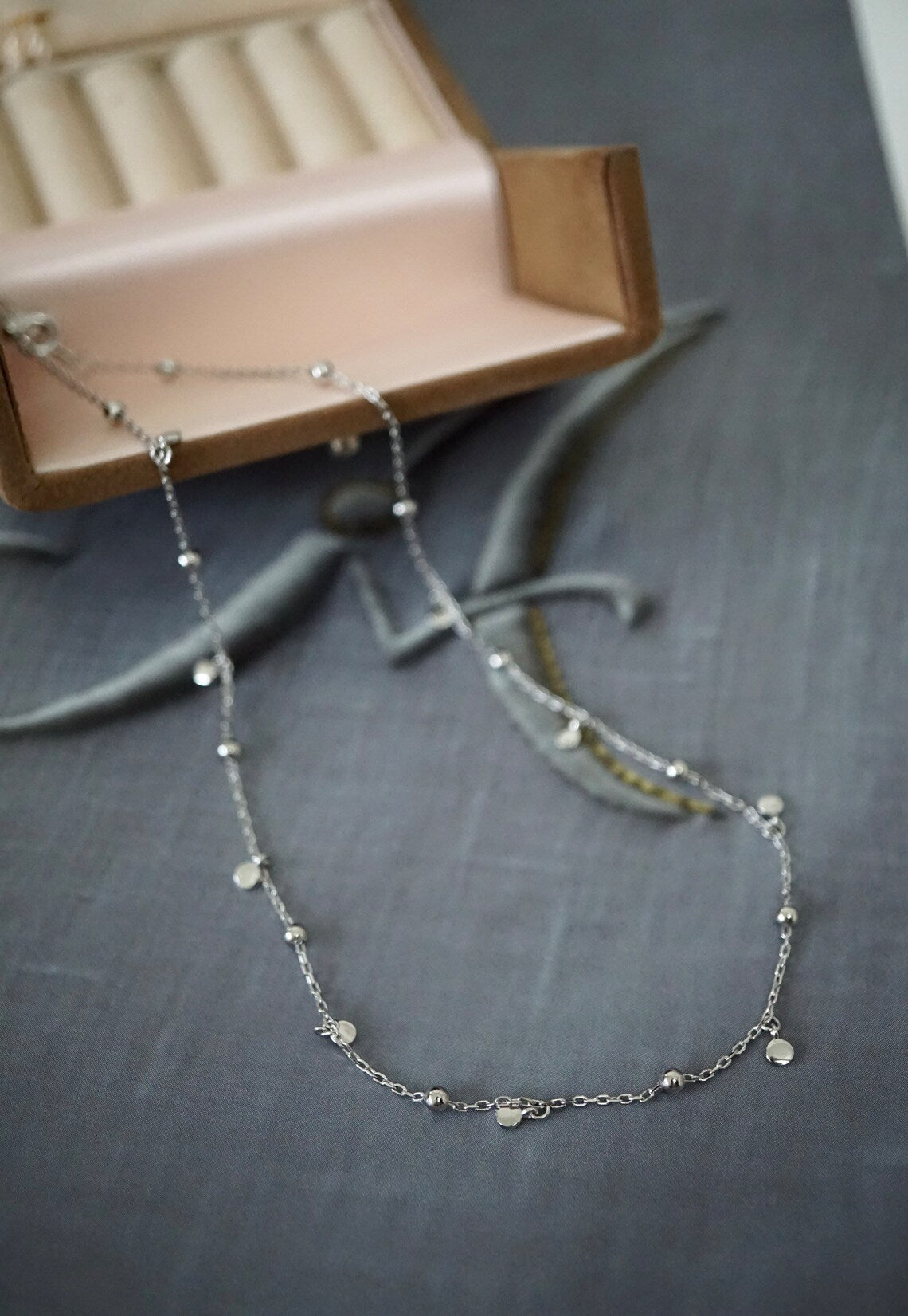Fijne dames choker ketting met druppelaccenten