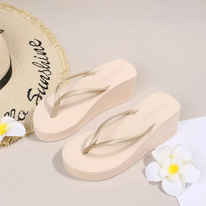 Sevigne - Dames teenslippers met sleehak en minimalistische band