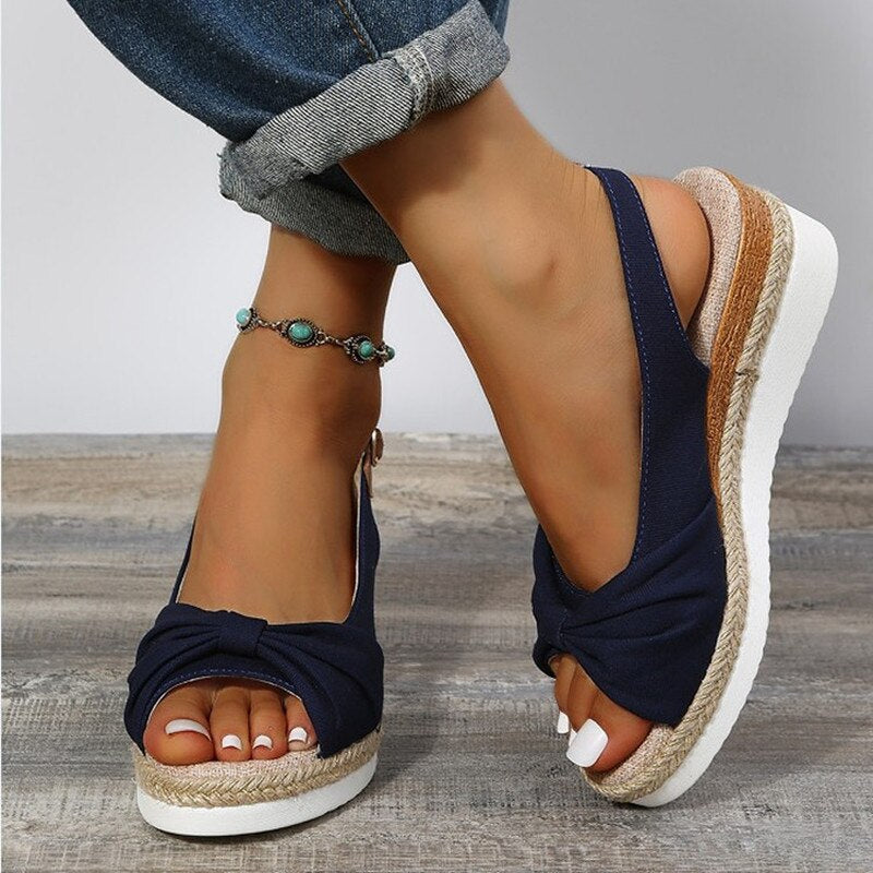 Dominika - Dames plateau sandalen met knoopdetail en sleehak