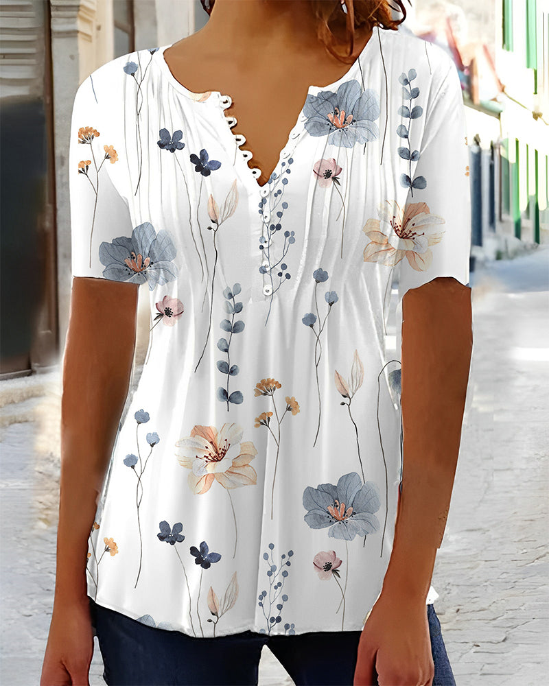 Lianne – Bloemenprint top met knoopjes en zachte halslijn