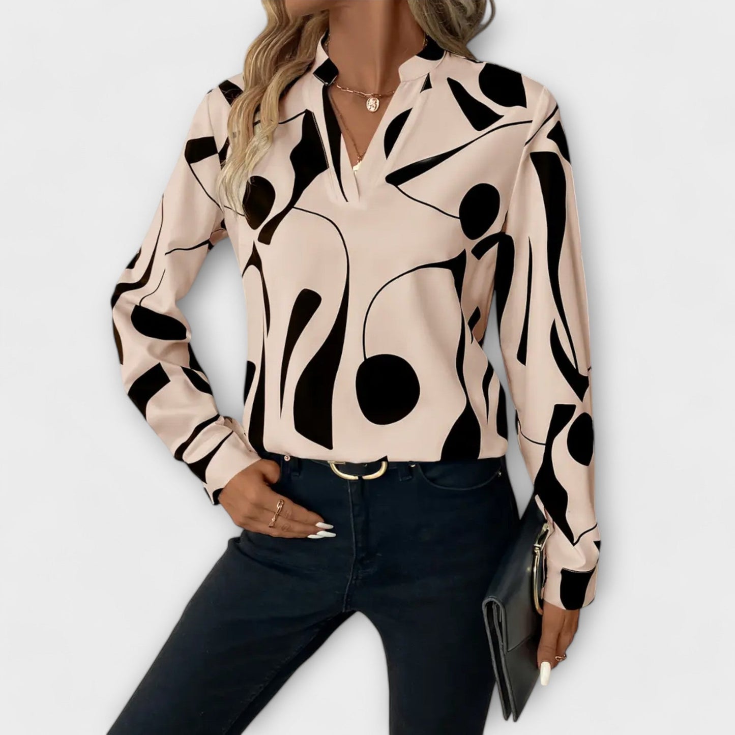 Gilda – Dames top met abstracte print en V-split halslijn
