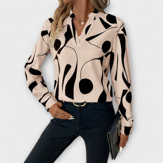 Gilda – Dames top met abstracte print en V-split halslijn