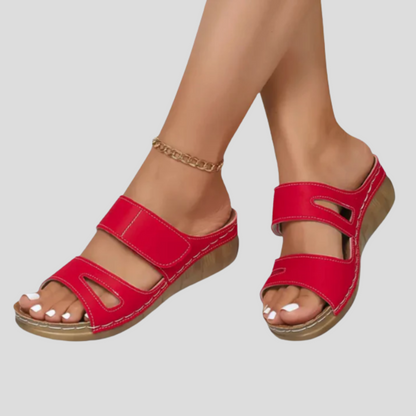 Urszula - Comfortabele dames muilsandaal met sleehak en banddetails