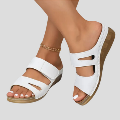 Urszula - Comfortabele dames muilsandaal met sleehak en banddetails