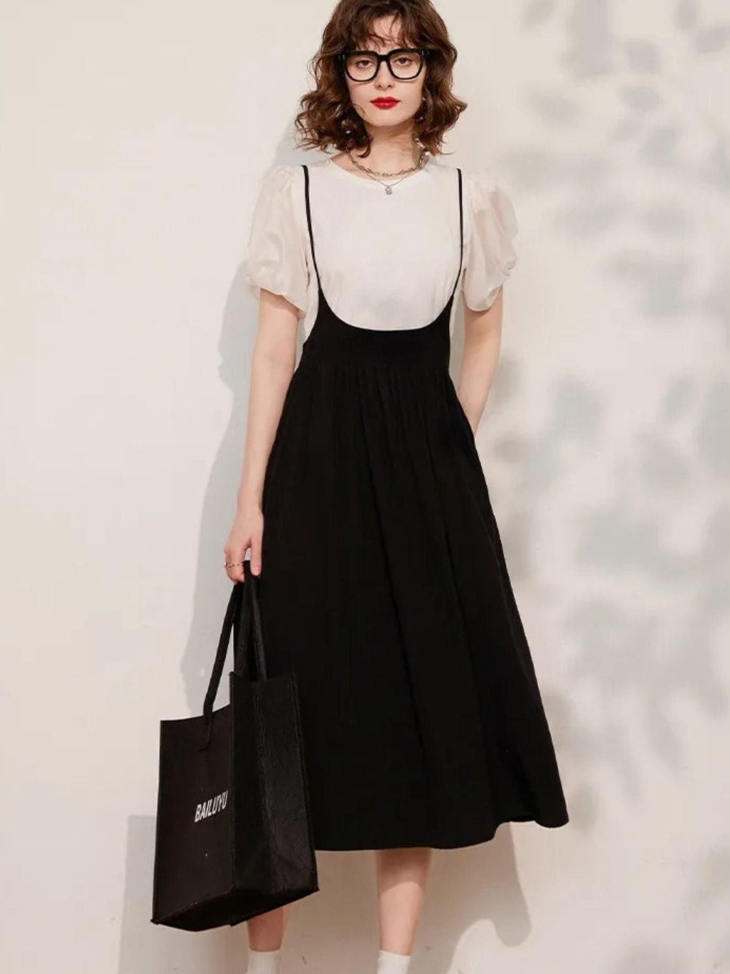Lidia – Dames set met pofmouwtop en midirok met bandjes