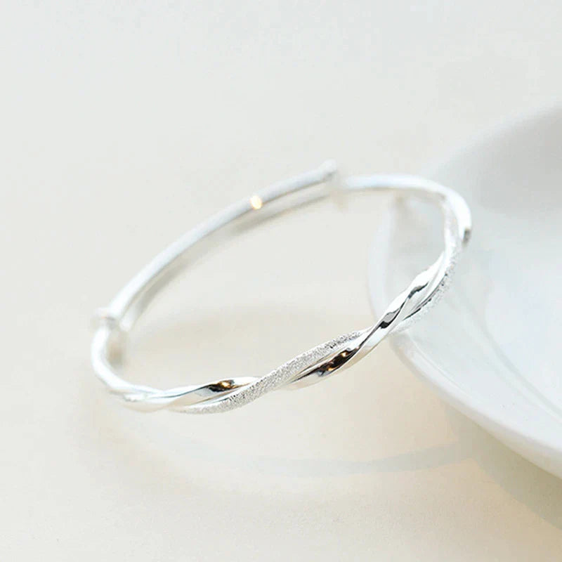 Damesarmband met gevlochten glans en vloeiende twist