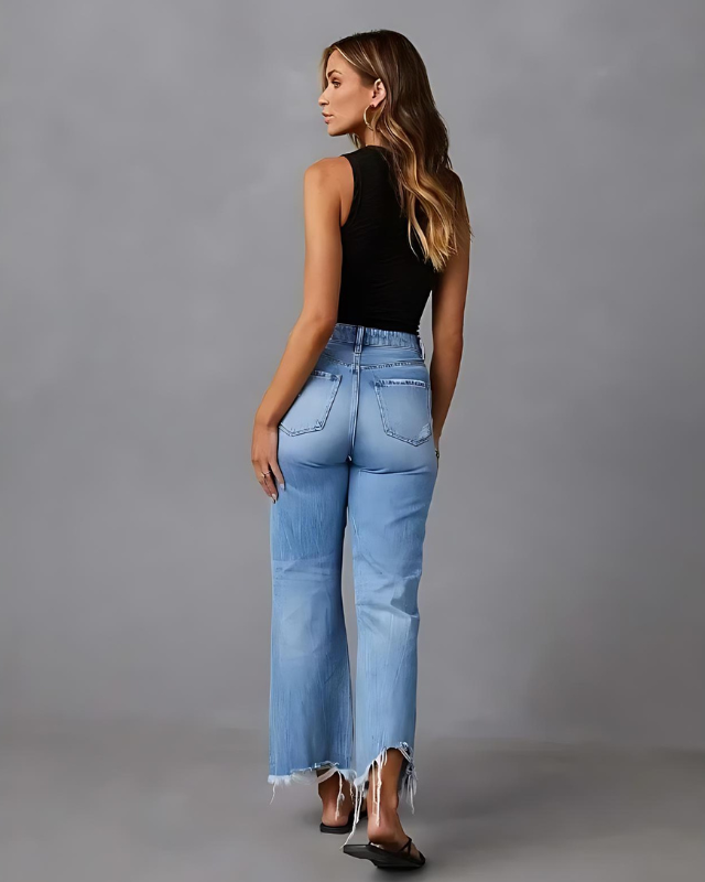 Kaila - Casual lichtblauwe flare jeans met gerafelde knieën details