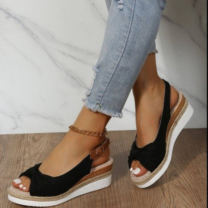 Dominika - Dames plateau sandalen met knoopdetail en sleehak