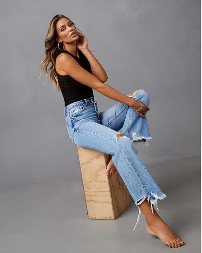 Kaila - Casual lichtblauwe flare jeans met gerafelde knieën details