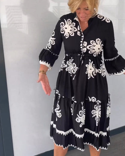 Claudette – Vrouwelijke midi-jurk met grafisch borduurmotief