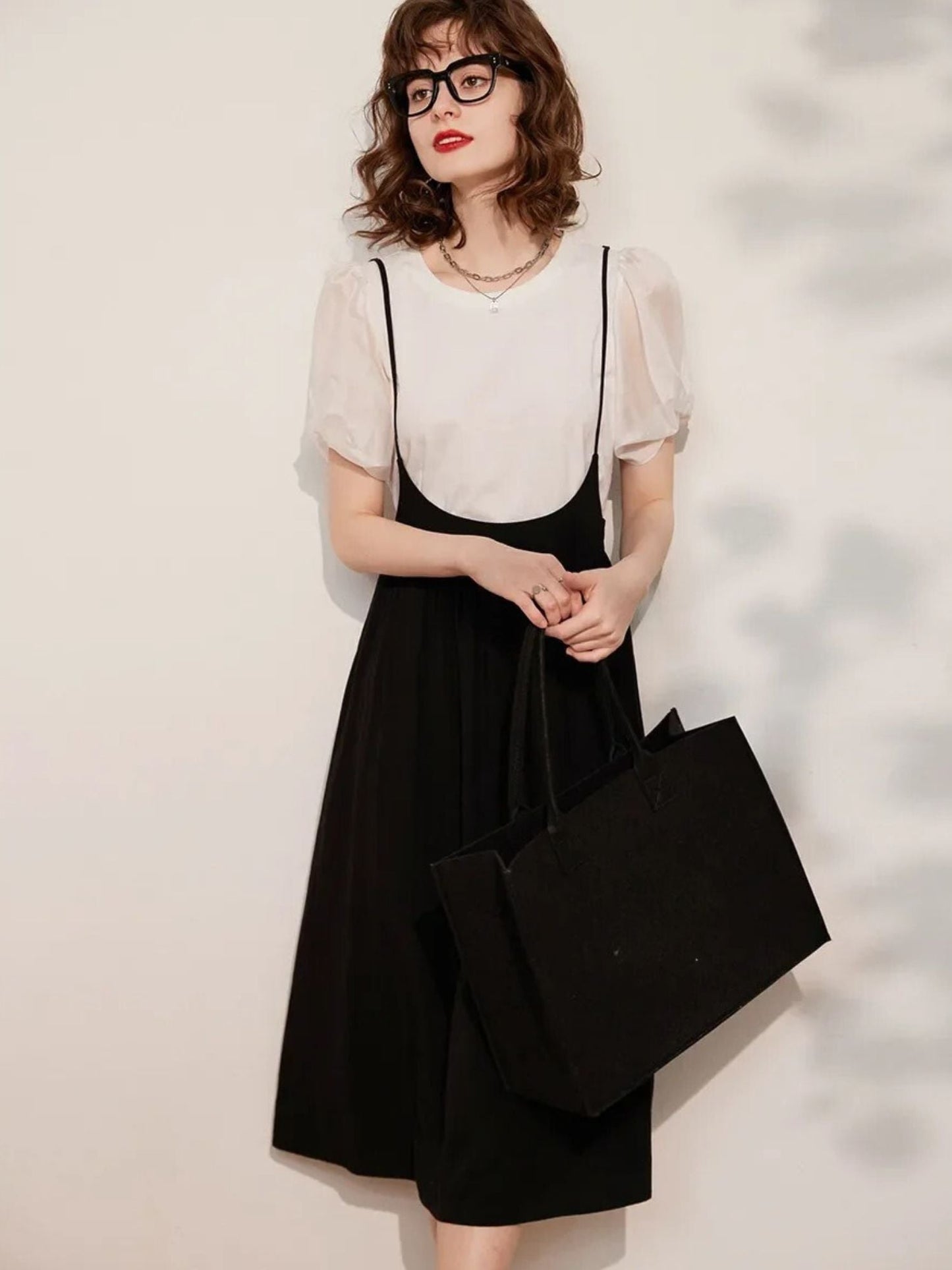 Lidia – Dames set met pofmouwtop en midirok met bandjes