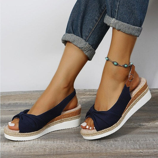 Dominika - Dames plateau sandalen met knoopdetail en sleehak