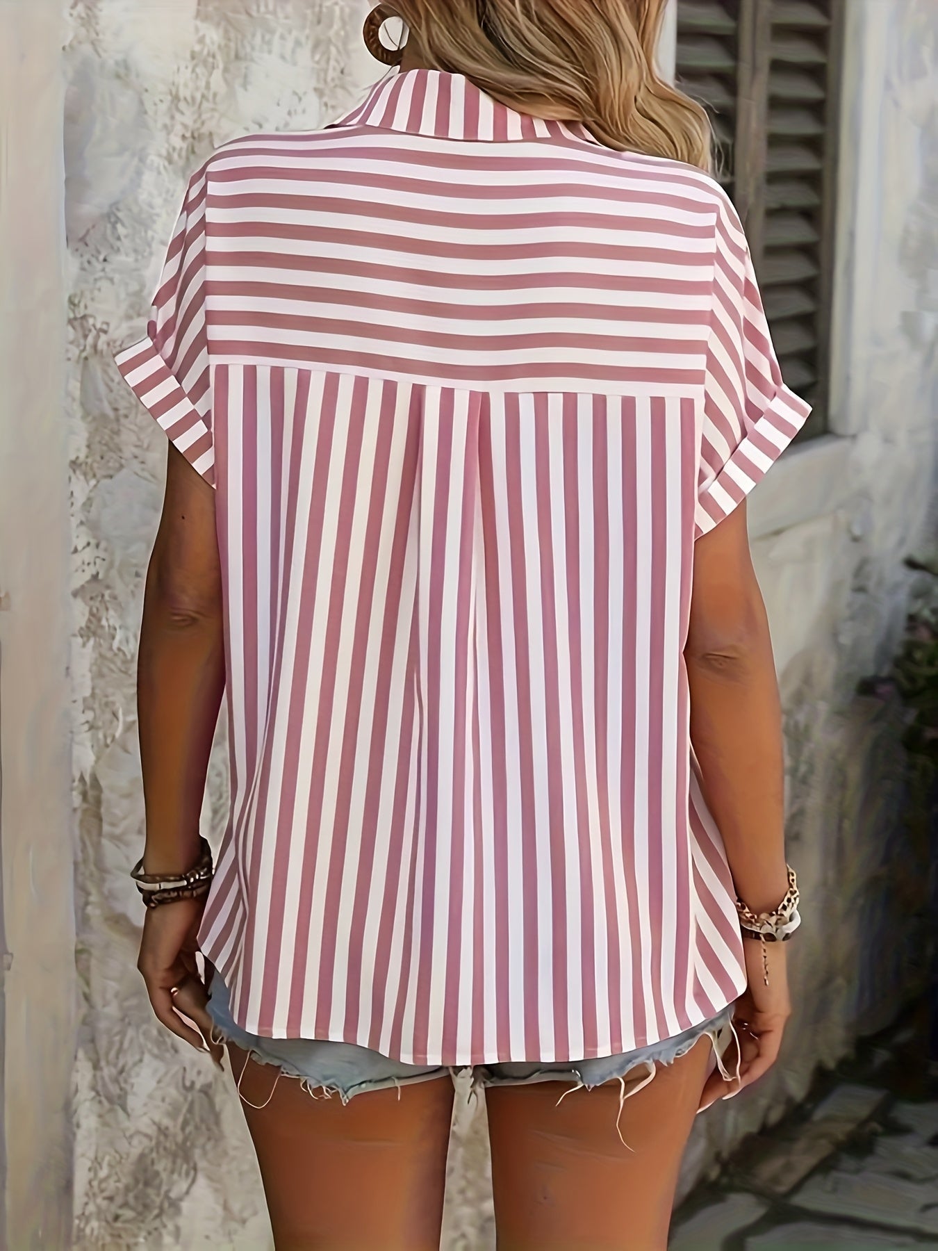 Wendy – Damesblouse met korte mouwen en speelse streepdetails