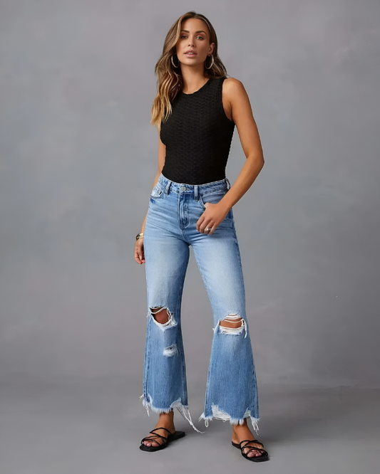 Kaila - Casual lichtblauwe flare jeans met gerafelde knieën details