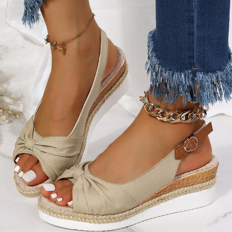 Dominika - Dames plateau sandalen met knoopdetail en sleehak