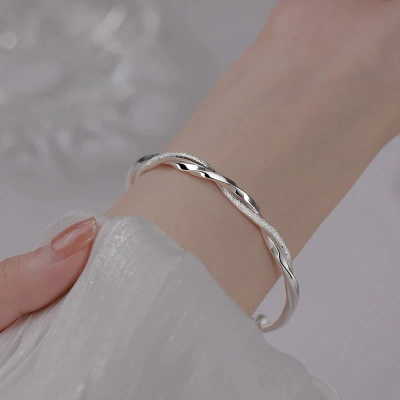 Damesarmband met gevlochten glans en vloeiende twist