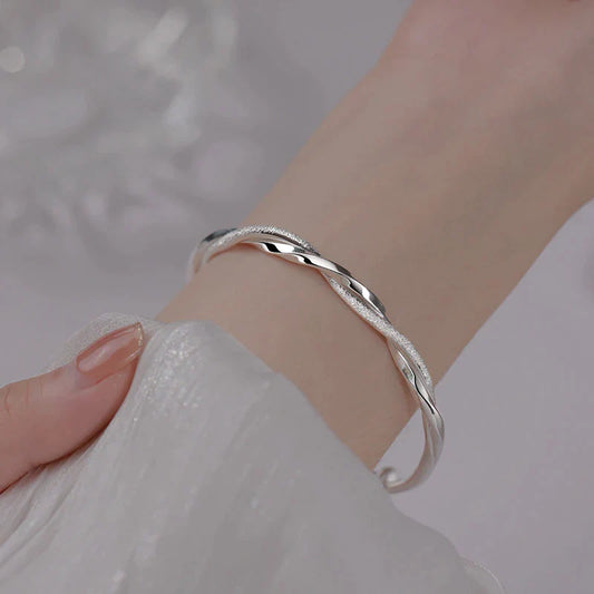 Damesarmband met gevlochten glans en vloeiende twist