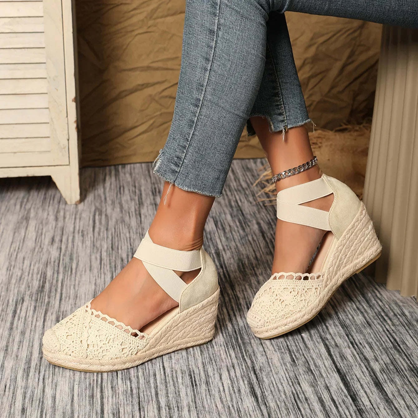Susanne - Dames sleehak met gehaakt detail en elastische enkelband