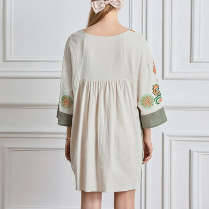 Mabelle – Dames tuniekjurk met v-hals en geborduurde details