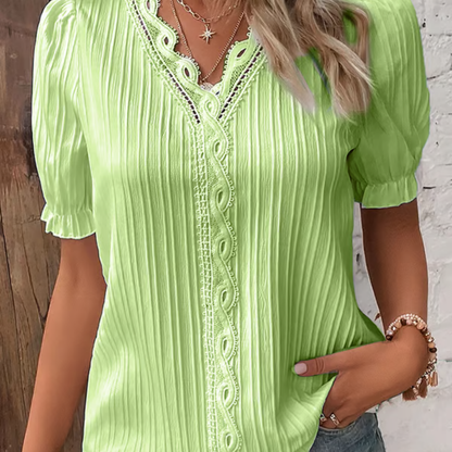 Aino – Elegante V-hals kanten blouse