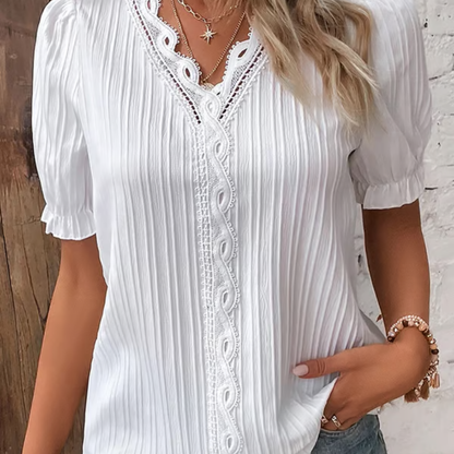 Aino – Elegante V-hals kanten blouse