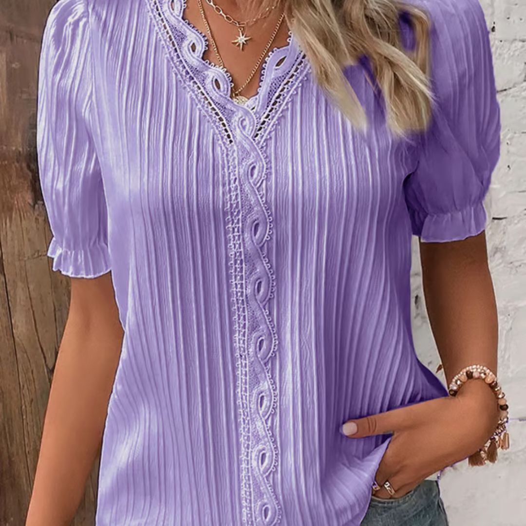 Aino – Elegante V-hals kanten blouse
