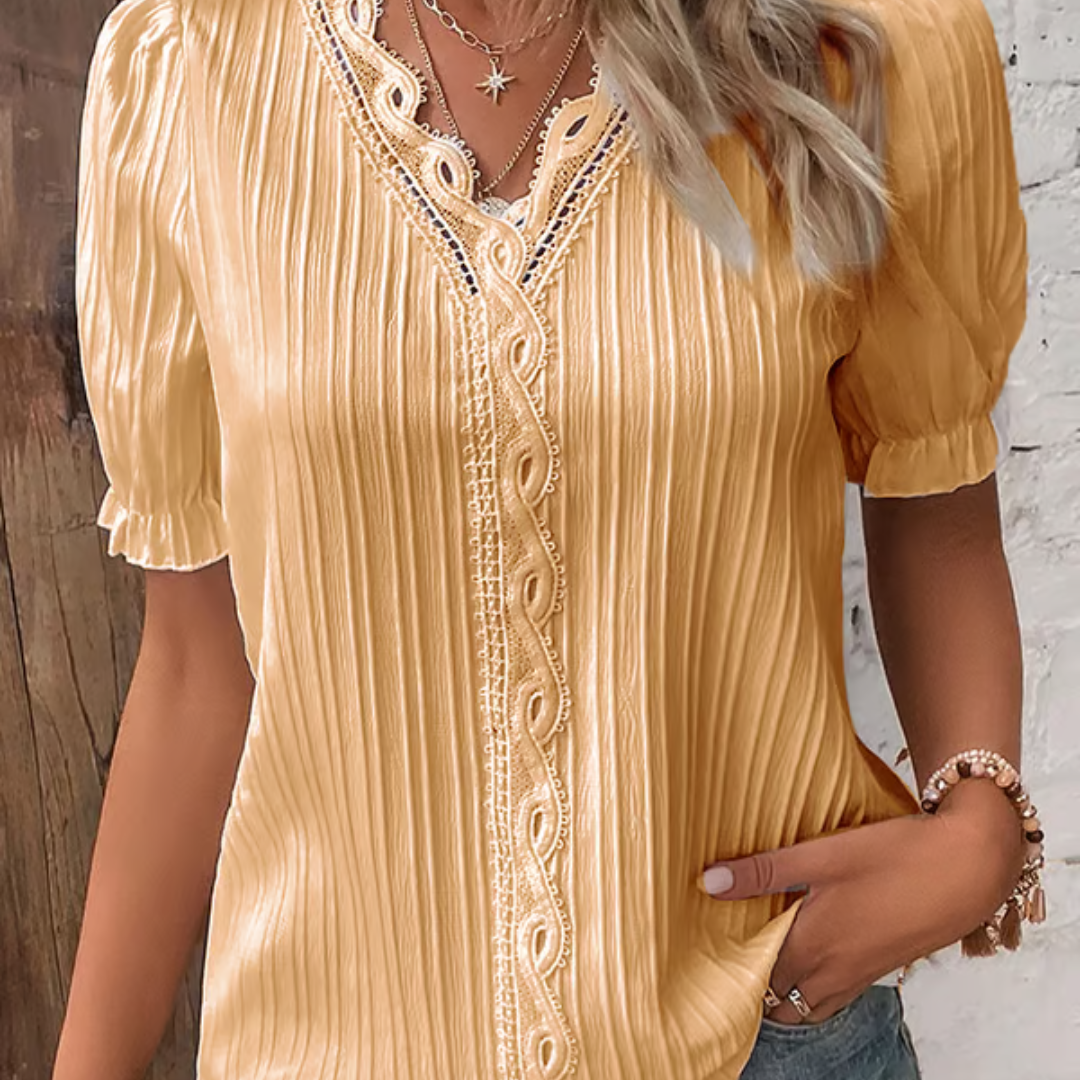 Aino – Elegante V-hals kanten blouse