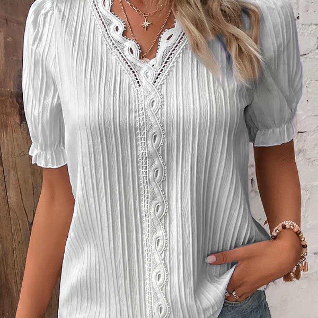 Aino – Elegante V-hals kanten blouse