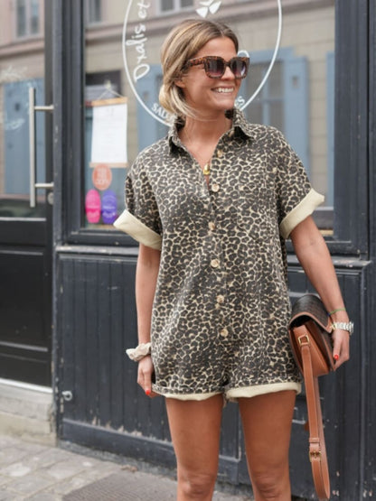 Reese – Dames playsuit met luipaardprint en opgerolde mouwen