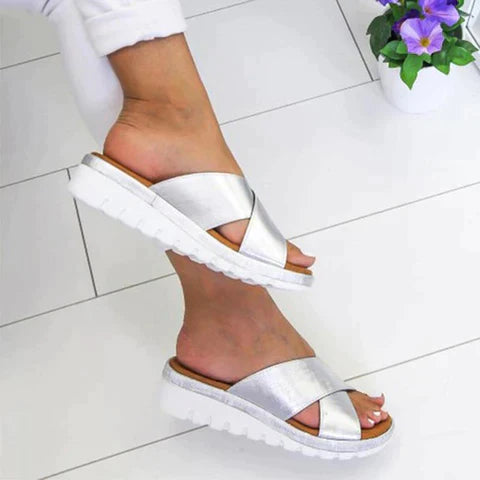 Sophronia - Vrouwelijke sandalen met gekruiste bandjes