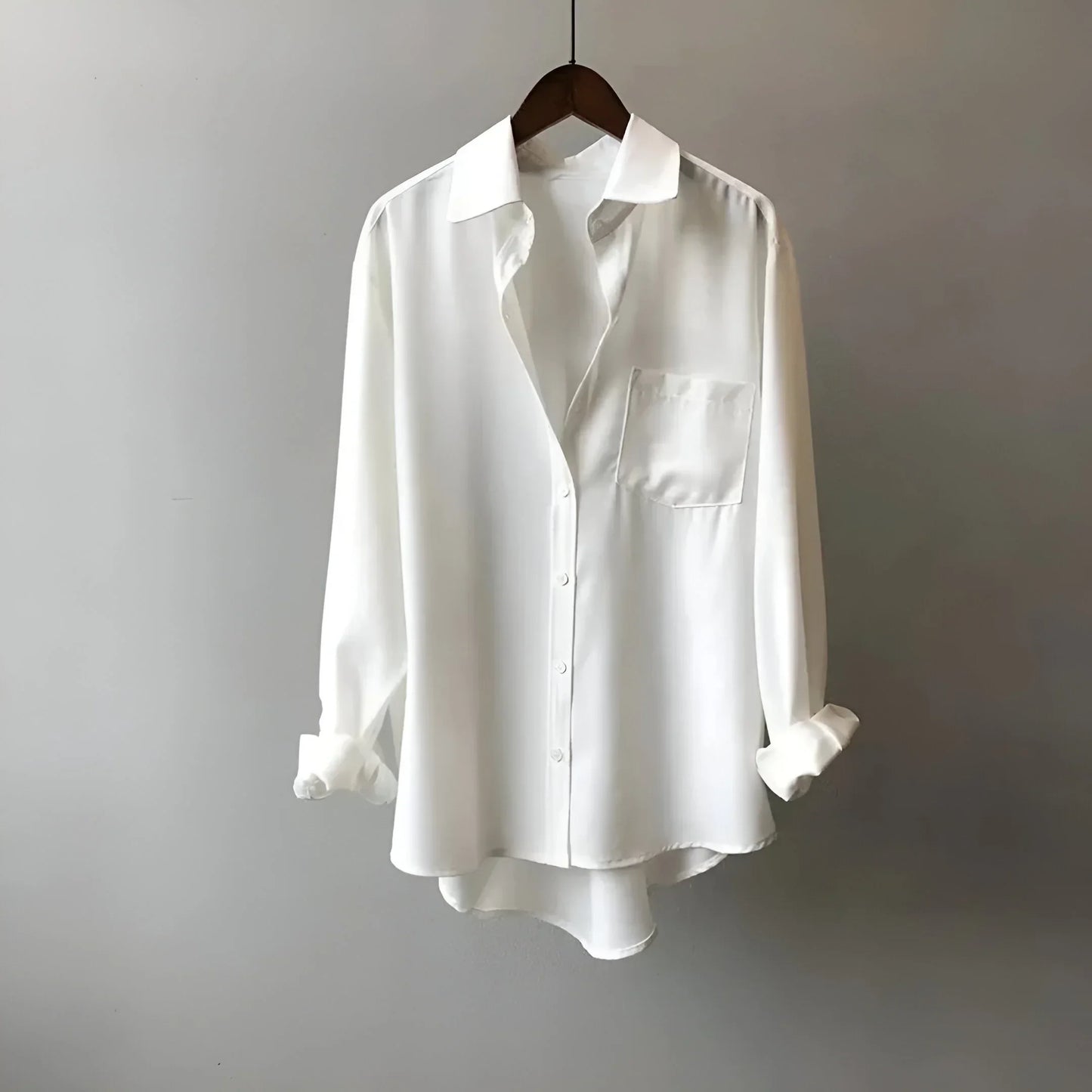 Isa – Losvallende damesblouse met contrasterende kraag
