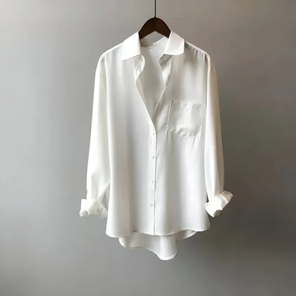 Isa – Losvallende damesblouse met contrasterende kraag